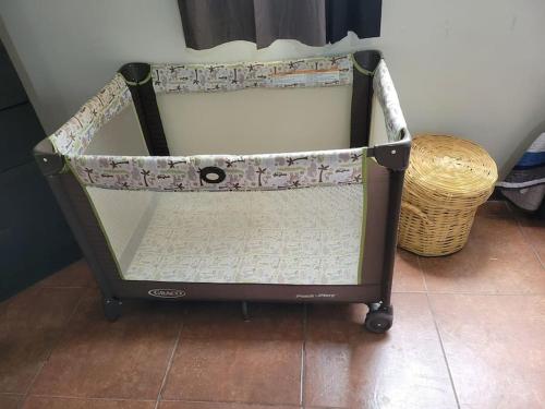 Un carrito de bebé colocado encima del suelo. en Loft Centrico 3 camas matri, minisplit, estacionamiento, refrigerador,microhondas ( 3), en Ciudad Valles