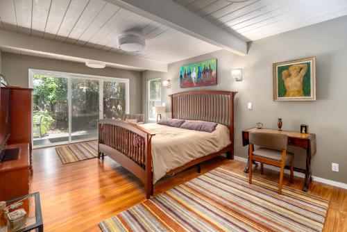 1 dormitorio con cama y escritorio en Zen Meets Art Art Meets Luxury, en Palo Alto