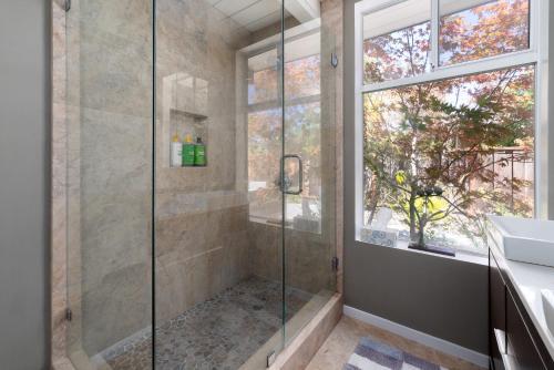 baño con ducha con lavabo y ventana en Zen Meets Art Art Meets Luxury, en Palo Alto
