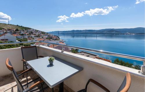 Amazing Apartment In Komarna With Wifi