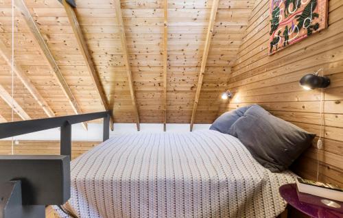 - une chambre avec un lit dans une pièce en bois dans l'établissement 2 Bedroom Cozy Home In Tisvildeleje, à Tisvildeleje