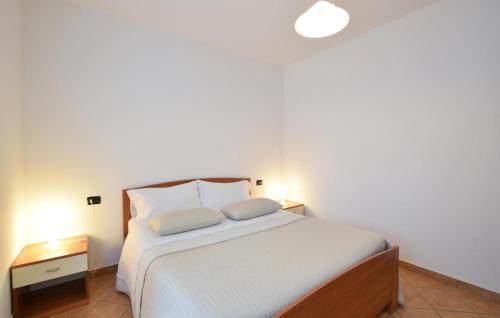 Postel nebo postele na pokoji v ubytování Gorgeous Apartment In Domaso With Wifi