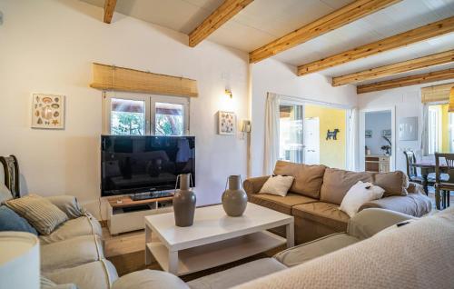 ein Wohnzimmer mit Sofa und Fernseher in der Unterkunft Nice Home In Chiclana De La Fronter in Chiclana de la Frontera