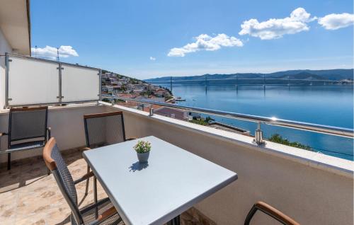 Cozy Apartment In Komarna With Kitchen