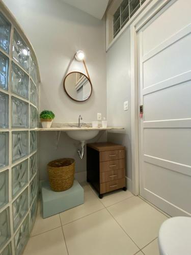 a bathroom with a sink and a mirror at Casa da Varanda Próximo Centro in Petrópolis