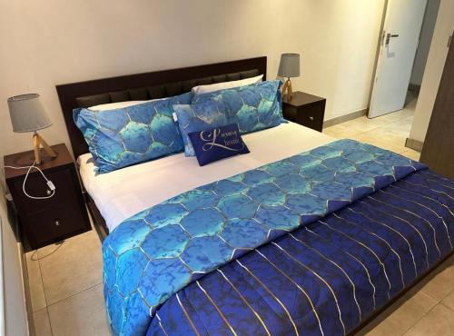 En eller flere senge i et værelse på Beaufort Ridge Apartment Accra