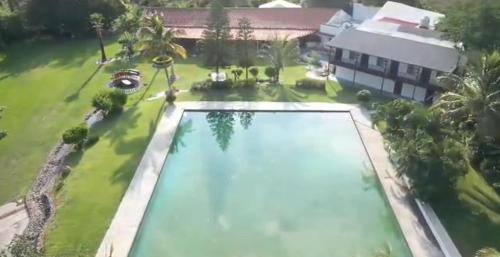 una vista aérea de una piscina frente a una casa en Las Ventanas en Xochitepec