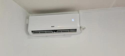a room with a air conditioner in a white wall at Studio élégant aux Abymes - 50 m² + Terrasse in Les Abymes
