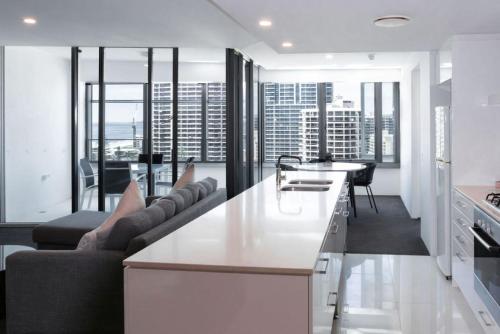 Il comprend une cuisine et un salon offrant une vue sur la ville. dans l'établissement Q1 Resort & Spa - Official, à Gold Coast