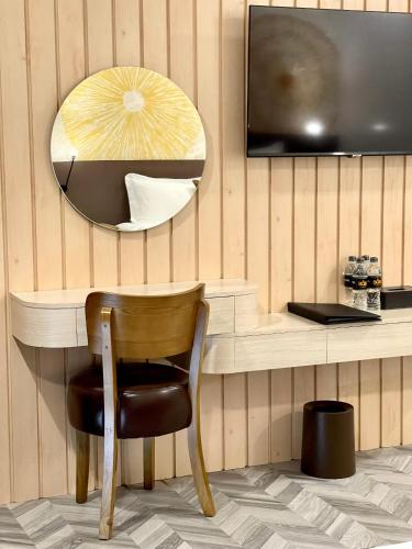 a chair and a mirror in a room at B.O.B Hotel in Cao Lãnh