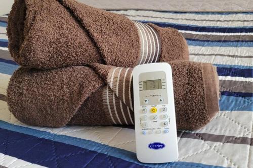 a remote control sitting on top of a blanket at Departamento Nuevo con clima,centrico,Parking #6 in Ciudad Valles