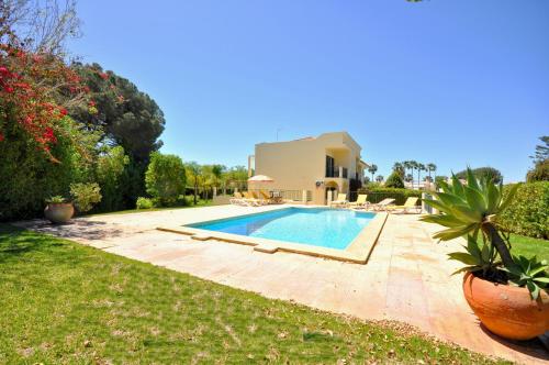 A stylish villa with a private pool, short drive from the centre, free AC Wifi