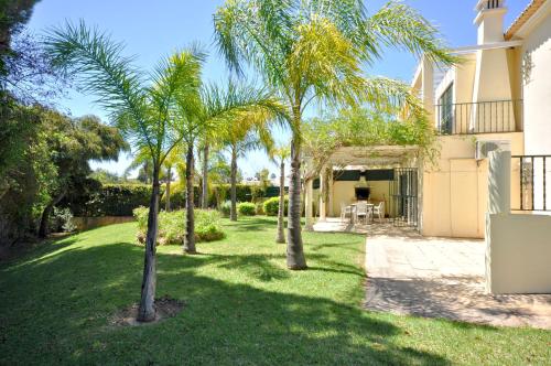 A stylish villa with a private pool, short drive from the centre, free AC Wifi