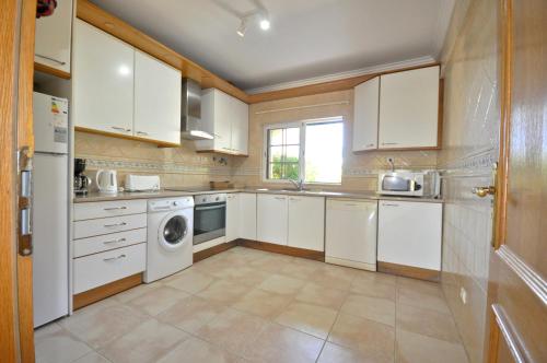 A stylish villa with a private pool, short drive from the centre, free AC Wifi