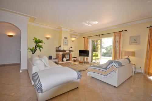 A stylish villa with a private pool, short drive from the centre, free AC Wifi