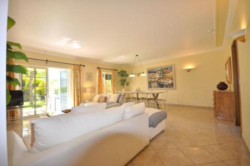 A stylish villa with a private pool, short drive from the centre, free AC Wifi