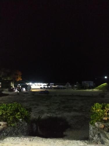 um parque de estacionamento à noite com carros estacionados em Homestay Hang Câu em An Vĩnh Phướng