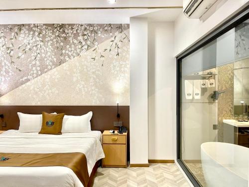 a hotel room with a bed and a shower at B.O.B Hotel in Cao Lãnh