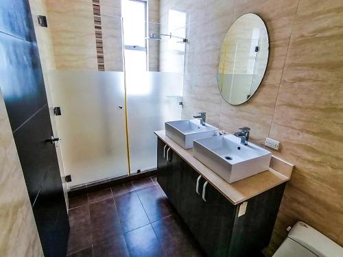 W łazience znajduje się umywalka i lustro. w obiekcie Villa Oceánica w mieście Playa Blanca
