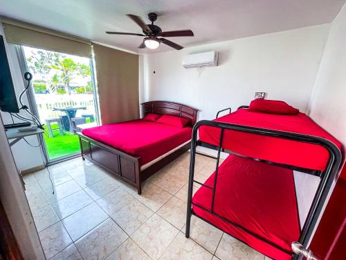 2 Etagenbetten in einem Zimmer mit Deckenventilator in der Unterkunft Villa Oceánica in Playa Blanca
