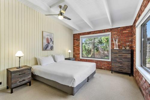 1 dormitorio con cama y ventana en Spacious and Quiet Family Retreat with Outdoor Spa, en Rye