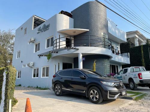 een zwarte auto geparkeerd voor een huis bij Hotel Boutique Los Pinos in Santa Rosa de Copán