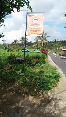 um sinal na berma de uma estrada em Anish Homestay em Jatiluwih