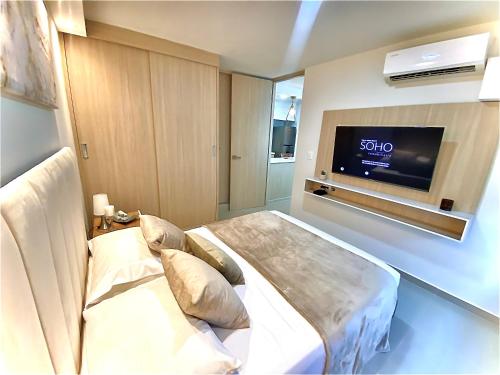 Habitación de hotel con cama y TV de pantalla plana. en Apartamentos Mirador - Excelente Ubicacion by SOHO, en Barranquilla