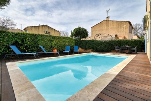 - une piscine dans un jardin avec des chaises et une table dans l'établissement Villa Cabrie in Tholonet, au Tholonet