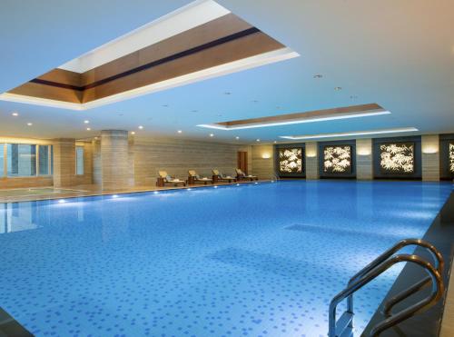 uma grande piscina num quarto de hotel em Shangri-La Chengdu em Chengdu