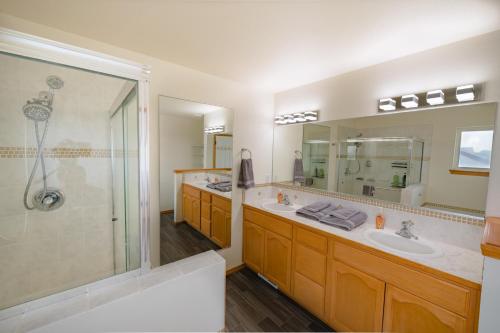 ein Bad mit 2 Waschbecken und einer Dusche in der Unterkunft Closer to Northern Quest Casino, Fairchild AFB Spokane Intl Airport Indian Canyon and Sacred Heart Hospital in Spokane