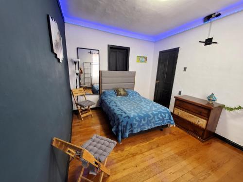 1 dormitorio con 1 cama, vestidor y escritorio en In the heart of Rome, en Ciudad de México