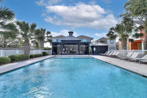 a swimming pool in front of a house at Casa de Flip Flops in Rockport