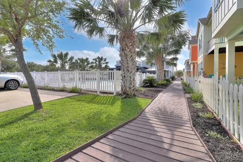 a sidewalk in front of a house with a white fence at Casa de Flip Flops in Rockport