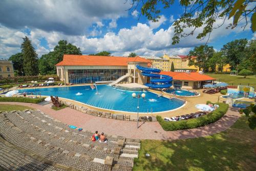 a large swimming pool in front of a building at Spa Resort PAWLIK-AQUAFORUM in Františkovy Lázně