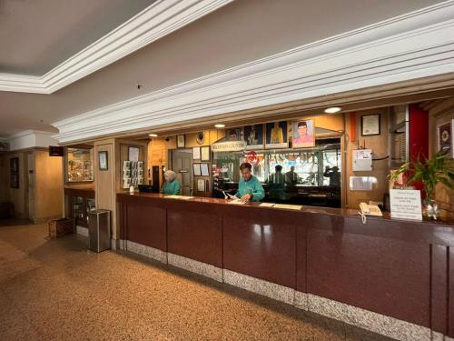 Restauracja z barem z ludźmi stojącymi za nią w obiekcie Hotel Rosa Passadena w mieście Cameron Highlands