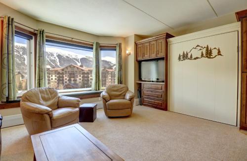 uma sala de estar com duas cadeiras e uma grande janela em TL411 Telemark Lodge studio em Copper Mountain