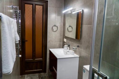 uma casa de banho com um lavatório e um chuveiro em Hotel - Yerevan Retreat & Inn em Yerevan