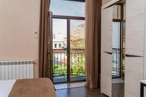 um quarto com vista para uma varanda em Hotel - Yerevan Retreat & Inn em Yerevan