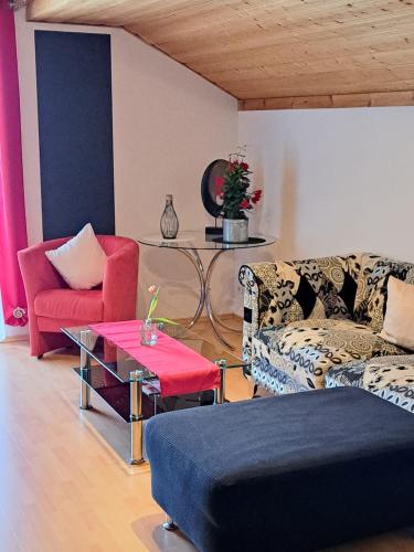 a living room with two couches and a table at Wohlfühlapartment Erlenberg in Thurmansbang
