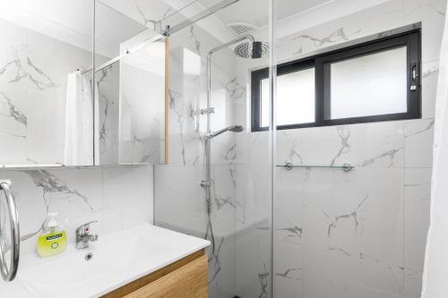 a bathroom with a shower and a sink at Byron Bay Accom Unit 3 5-9 Somerset Street - Summer Central in Byron Bay