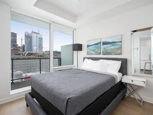 Spectacular Skyline Views - Downtown Montreal - Luxury Condo & Penthouse tesisinde bir odada yatak veya yataklar