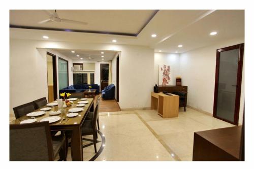 een eetkamer met een tafel en een woonkamer bij Phoenix Luxe Roooms in New Delhi