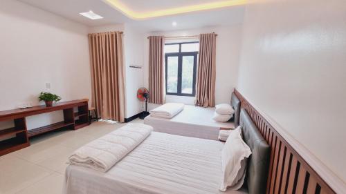 Llit o llits en una habitació de Nhà nghỉ An Vũ Hotel cơ sở 2