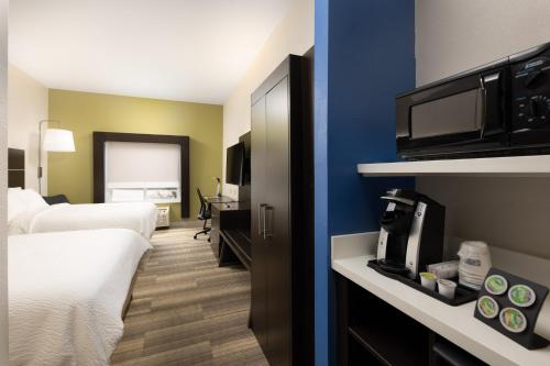 een hotelkamer met 2 bedden en een keuken bij Holiday Inn Express & Suites Chattanooga-Hixson, an IHG Hotel in Hixson