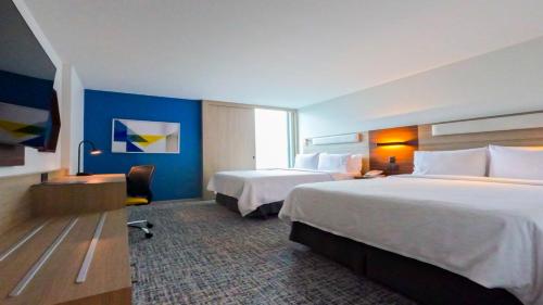 um quarto de hotel com duas camas e uma janela em Holiday Inn Express Toluca Galerias Metepec, an IHG Hotel em Toluca