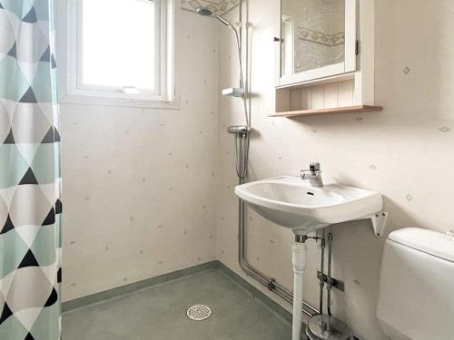 a bathroom with a sink and a shower at Holiday home Lessebo II in Lessebo