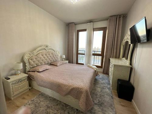 Tempat tidur dalam kamar di Шикарная квартира в Алмазар сити с видом на город.