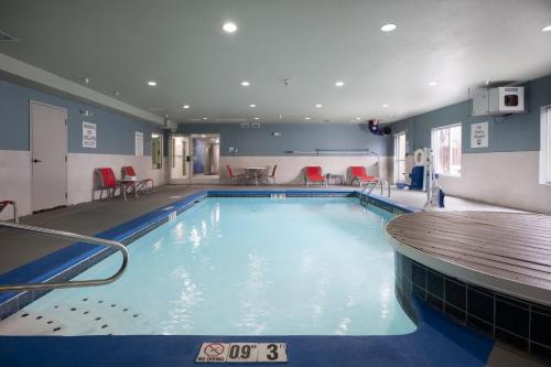 einen großen Pool mit roten Stühlen und Tischen in der Unterkunft Holiday Inn Express & Suites Chattanooga-Hixson, an IHG Hotel in Hixson