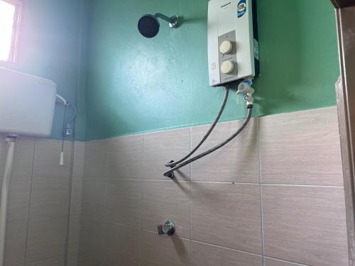 y baño con ducha. en OYO 90967 Homestay Chalet Warisan Siti en Kampung Padang Masirat